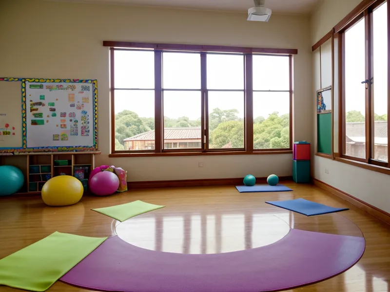 Póster hecho a mano con posturas de yoga infantil en la pared de un aula, apoyo visual para la secuencia con grupos grandes